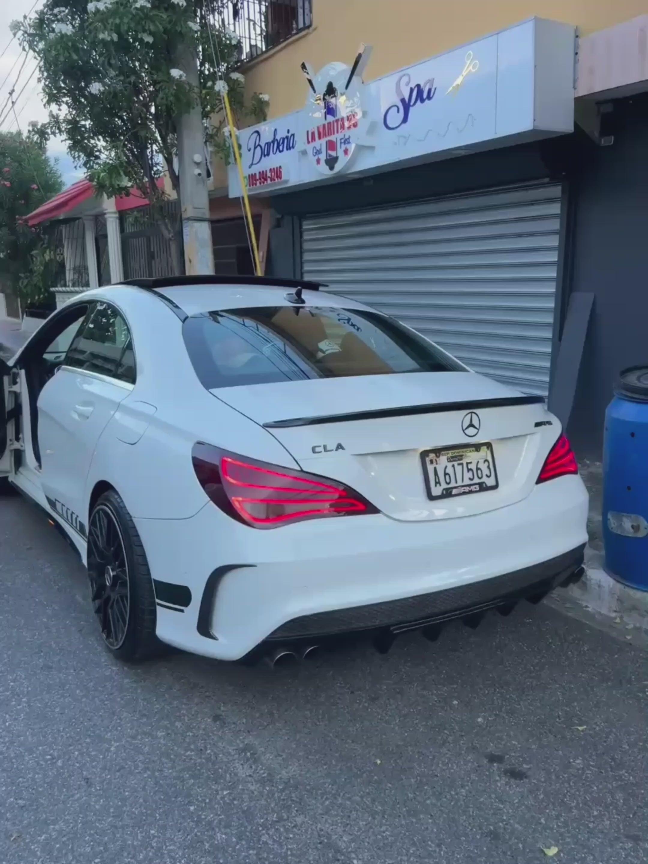Load video: Móntate con Monkey en un Mercedes-Benz